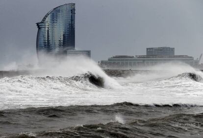 Oleaje en la playa de la Barceloneta el pasado 22 de enero.