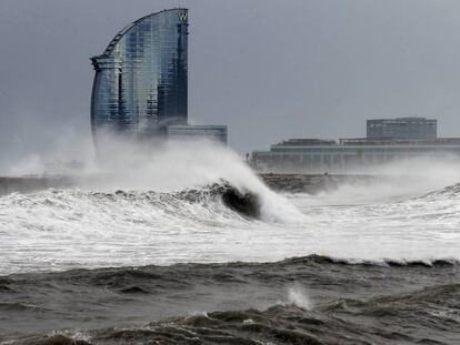 Oleaje en la playa de la Barceloneta el pasado 22 de enero.