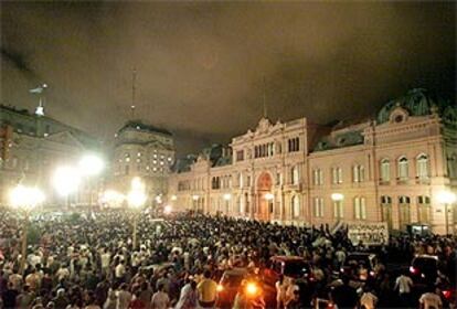 Manifestantes en la plaza de Mayo, frente a la Casa Rosada, en Buenos Aires, para exigir la dimisión de De la Rúa.