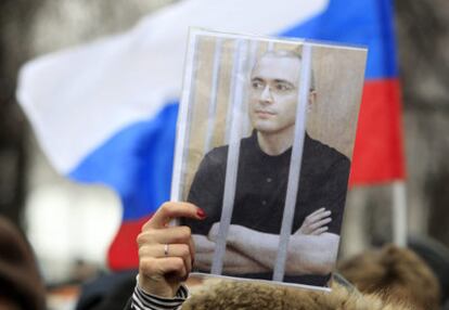 Una mujer muestra un cartel de Mijaíl Jodorkovski durante un acto de protesta en Moscú
