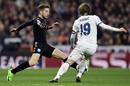 Dries Mertens (izquierda) con el balón frente a la presión de Luka Modric.