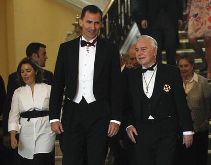 Don Felipe camina junto a Carlos Dívar y Soraya Sáenz de Santamaría, a la salida de los actos de conmemoración del bicentenario del Tribunal Supremo.