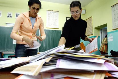 Dos mujeres proceden al recuento de una mesa electoral en Sarajevo.