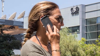 Una mujer usa un móvil ante la sede de NSO, fabricante del programa Pegasus en Herzliya (Israel).
