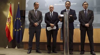 El portavoz parlamentario del PSOE, Antonio Hernando, habla, con el ministro del Interior a su derecha, durante la rueda de prensa posterior a la reuni&oacute;n del pacto contra el terrorismo yihadista este s&aacute;bado. 