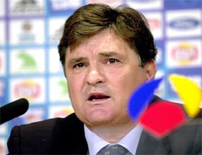 José Antonio Camacho, en el momento de anunciar la lista de  convocados para el Mundial de Corea del Sur y Japón.