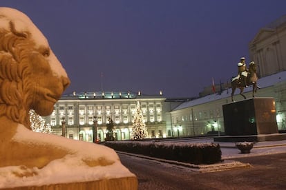 El palacio presidencial de Varsovia (Polonia) est a punto de recibir a su nuevo inquilino, Lech Kaczynski. Aunque en el interior estn de mudanzas, la imganen externa celebra la Navidad regalando esta espectacular estampa de nieve y luz.