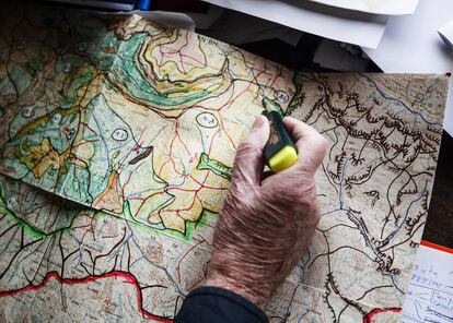 El geógrafo con uno de sus mapas.