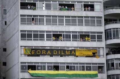 Residentes de un bloque de viviendas en Río de Janeiro contemplan la protesta contra el gobierno de Dilma Rousseff.
