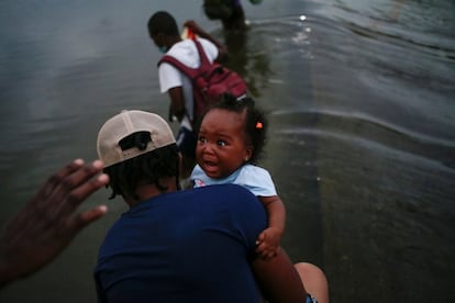 Los primeros migrantes cruzaron la frontera con Texas el jueves pasado por la mañana.