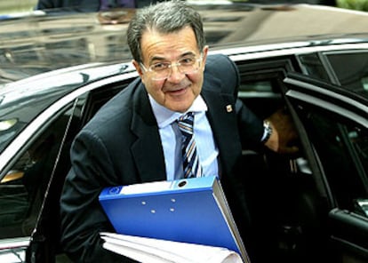 El presidente de la Comisión Europea, Romano Prodi, ayer a su llegada a la cumbre de Bruselas.