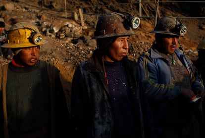 Trabajadores en una mina de oro en La Paz, Bolivia