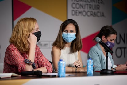 Desde la izquierda, la secretaria de Organización de Podemos, Lilith Verstrynge; la ministra de Derechos Sociales y Agenda 2030 y líder del partido, Ione Belarra, y la ministra de Igualdad, Irene Montero, en un acto el pasado octubre.