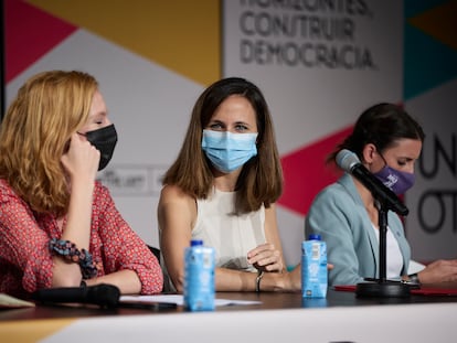 Desde la izquierda, la secretaria de Organización de Podemos, Lilith Verstrynge; la ministra de Derechos Sociales y Agenda 2030 y líder del partido, Ione Belarra, y la ministra de Igualdad, Irene Montero, en un acto el pasado octubre.