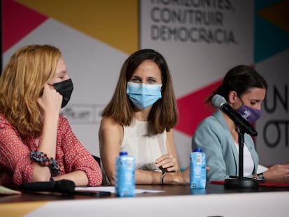 Desde la izquierda, la secretaria de Organización de Podemos, Lilith Verstrynge; la secretaria general del partido y ministra de Derechos Sociales y Agenda 2030, Ione Belarra; y la ministra de Igualdad, Irene Montero, en un acto celebrado este octubre.