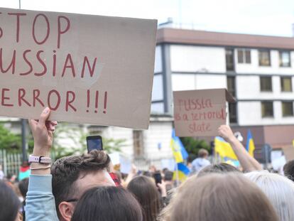 Protesta frente a la Embajada de la Federación rusa en Varsovia, Polonia, el 17 de julio.