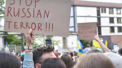 Protesta frente a la Embajada de la Federación rusa en Varsovia, Polonia, el 17 de julio.