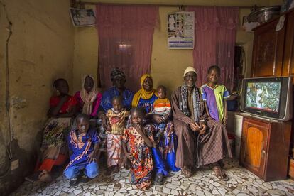 Fary Diagne posa con parte de su familia: sus padres, dos de sus tres hijos, hermanas, sobrinos... Asegura que es ella quien gestiona y toma decisiones porque es a ella a quien su marido envía dinero cada mes. Pese a que en Senegal es muy habitual que las esposas vivan con su familia política, cada vez hay más casos, como este de Fary, en los que las mujeres pueden decidir vivir con sus parientes carnales.