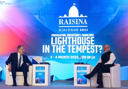 El primer ministro ruso, Sergei Lavrov (izquierda), durante su intervención en el Diálogo Raisina junto a Sunjoy Joshi, director de la Observer Research Fundation.