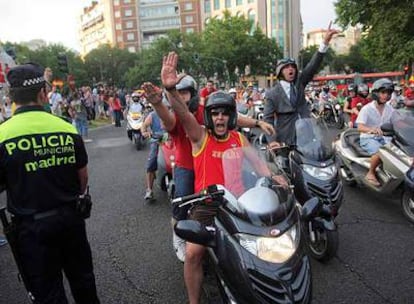 Una corte de 400 motocicletas siguió al autobús de los jugadores.