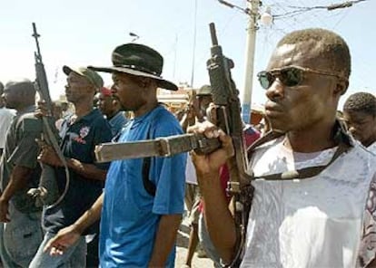 Grupos de rebeldes armados patrullan las calles de la ciudad de Genaives, al norte de Haití.
