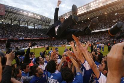 Depor players throw coach Jos&eacute; Luis Oltra into the air. 