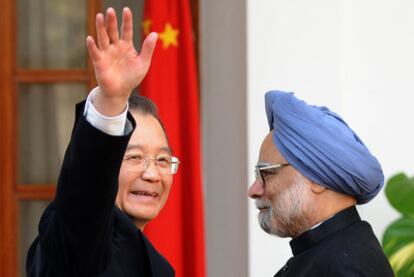 Los primeros ministros Wen Jiabao y Manmohan Singh, ayer en Nueva Delhi.