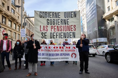 Un grupo de personas pertenecientes al Movimiento de Pensionistas sostiene un cartel durante una manifestación en Madrid, en enero pasado, que dice 'Gobierne quien gobierne las pensiones se defienden".