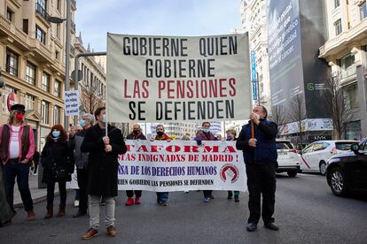 Un grupo de personas pertenecientes al Movimiento de Pensionistas sostiene un cartel durante una manifestación en Madrid, en enero pasado, que dice 'Gobierne quien gobierne las pensiones se defienden".