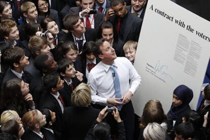 El candidato del partido conservador, David Cameron, después de firmar un "contrato del Partido Conservador con los ciudadanos"