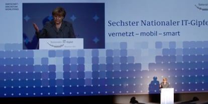 La canciller Angela Merkel interviene en una reunión sobre nuevas tecnologías, ayer en Múnich.