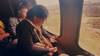 La abuela de los niños desparecidos reza en un helicóptero de reconocimiento, en una imagen del documental 'Perdidos en el Amazonas'.