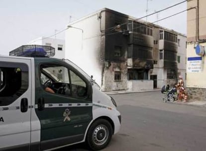 La Guardia Civil vigilaba ayer las inmediaciones de la vivienda incendiada durante los disturbios de Roquetas.