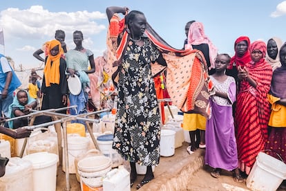 Varias mujeres refugiadas hacen cola para obtener agua limpia en uno de los puntos de suministro del centro de tránsito de Renk, en Sudán del Sur.