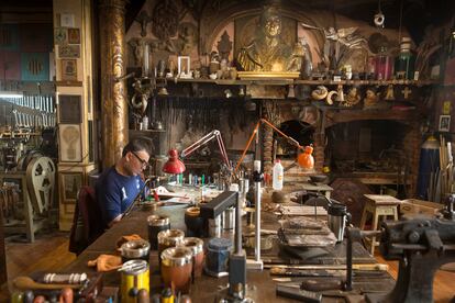 El taller en el que trabaja Pallarols con sus cuatro empleados. Al fondo, un busto de De San Martín. Sobre la mesa, algunos mates de plata.