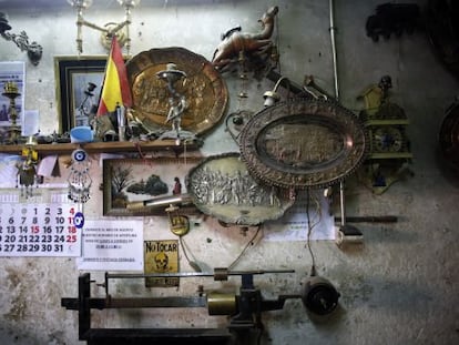 Objetos expuestos en una de las paredes de una chamariler&iacute;a de Madrid.