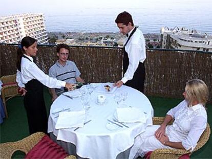 Terraza del restaurante Med, en lo alto de  un edificio de Torremolinos (Málaga).