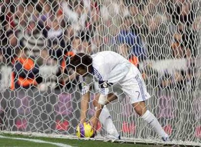 Raúl recoge el balón de las redes tras uno de los goles del Madrid al Mallorca (4-3), el domingo pasado.