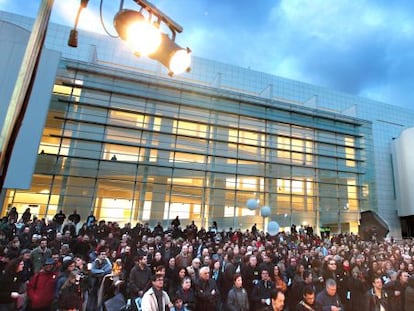 Manifestación de 2011 contra los recortes en cultura delante de la fachada del Macba.