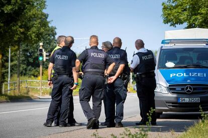 Varios policías trabajan en el lugar donde doce personas resultaron heridas, dos de ellas de gravedad, en un ataque cometido por un hombre armado con un cuchillo en un autobús urbano, en la ciudad alemana de Lübeck, el 20 de julio del 2018.