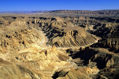 Para muchos viajeros experimentados no hay otro lugar igual en Áfricao como el cañón del río Pez, en Namibia: 160 kilómetros de largo por 27 de ancho, y un espectacular interior que llega a una profundidad de 550 metros. Para recorrerlo hay que embarcarse en una excursión de cinco días y 85 kilómetros de ruta.