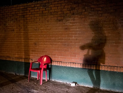 Una mujer que ejerce la prostitución en el polígono industrial de Villaverde.