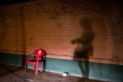 Una mujer espera en su puesto habitual en una calle del polígono industrial de Villaverde, en Madrid.