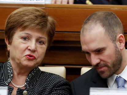 La directora ejecutiva del FMI, Kristalina Georgieva, y el ministro de Economía argentino, Martín Guzman, a principios de febrero de 2020, durante congreso sobre economía solidaria organizado por el Vaticano.