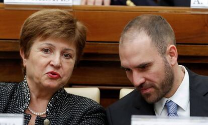 La directora ejecutiva del FMI, Kristalina Georgieva, y el ministro de Economía argentino, Martín Guzman, a principios de febrero de 2020, durante congreso sobre economía solidaria organizado por el Vaticano.