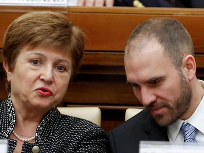 La directora ejecutiva del FMI, Kristalina Georgieva, y el ministro de Economía argentino, Martín Guzman, a principios de febrero, durante congreso sobre economía solidaria organizado por el Vaticano.