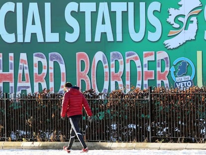 Un cartel en Belfast aboga por un Brexit sin frontera y con estatus especial para Irlanda del Norte.