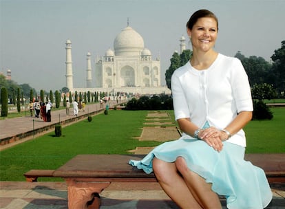 La Princesa Victoria de Suecia se encuentra de visita oficial en la India. Además de cumplir con sus compromisos oficiales la futura reina ha aprovechado para acudir al Taj Mahal y fotografiarse como una turista más frente al monumento.