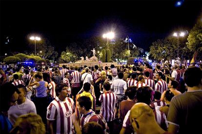 La plaza de Neptuno se tiñe de los colores del Atlético.