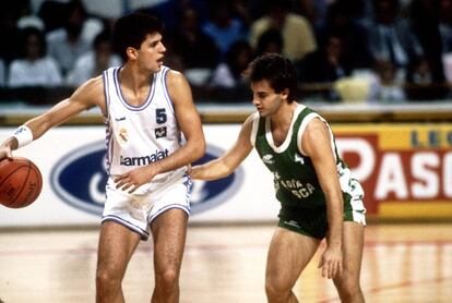 Drazen Petrovic, controla el balon en un enfrentamiento entre el Real Madrid y el Huesca, el 10 de noviembre de 1988 en un encuentro de Liga.